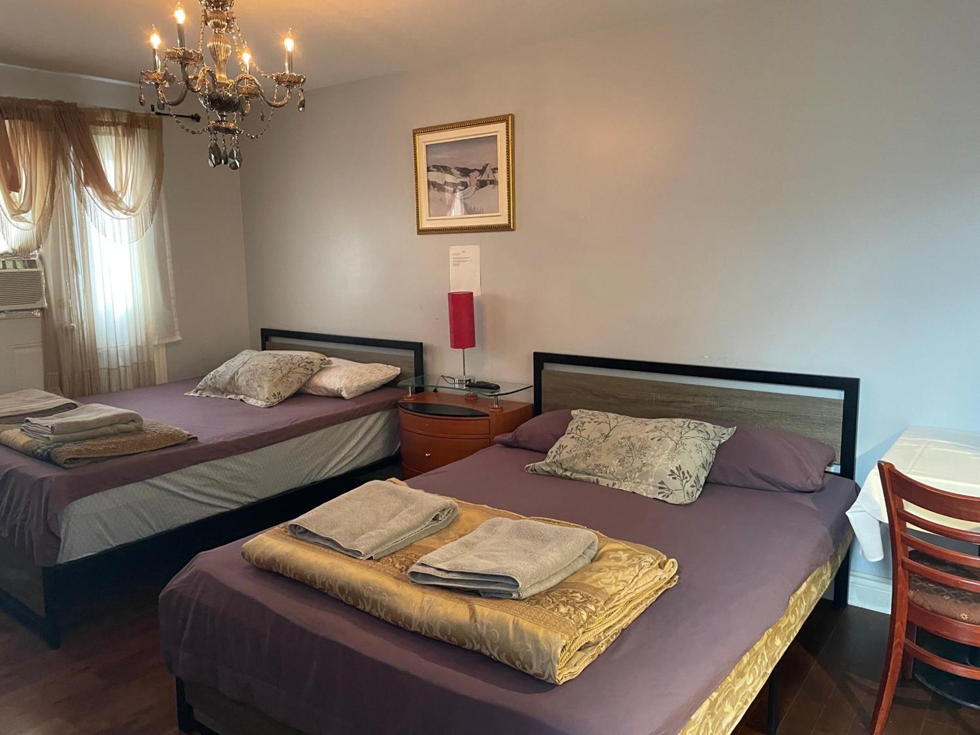 Self Service Small Breakfast, 2 Double Beds Private Room Montreal Exterior foto