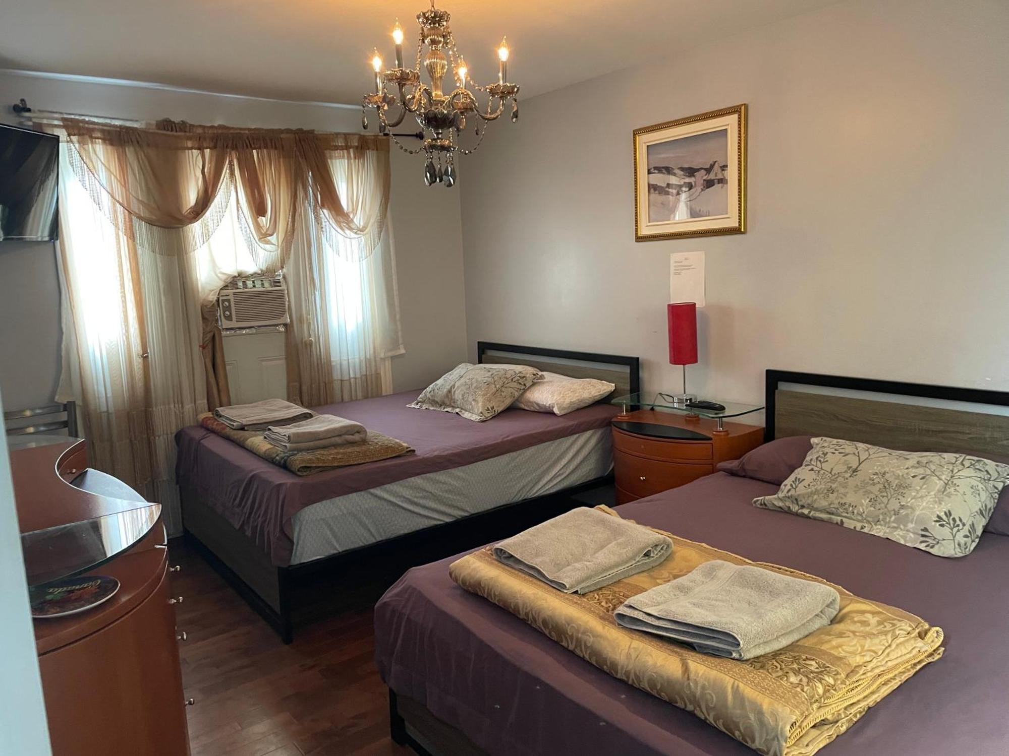 Self Service Small Breakfast, 2 Double Beds Private Room Montreal Exterior foto